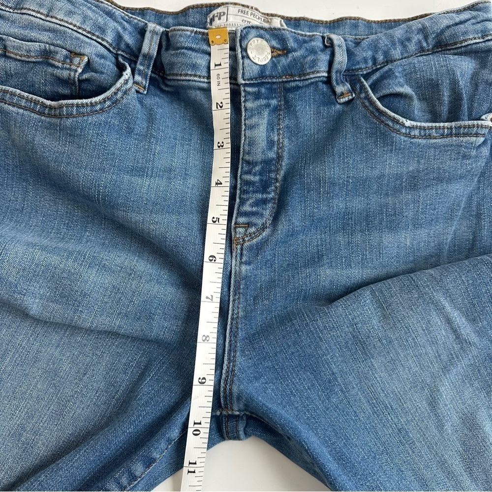Free People Fringe Crop Jeans Medium Wash Size 31 Cropped Raw Hem Straight Leg - Picture 5 of 8